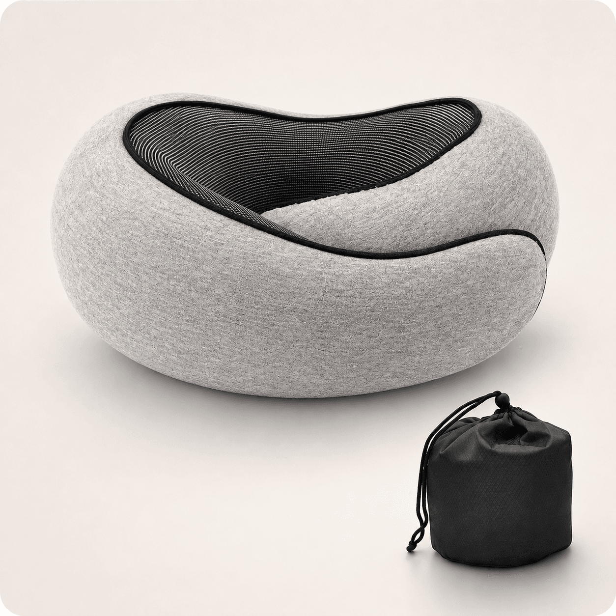 Oreiller de voyage Dodow Pillow coloris gris clair, posé avec sa pochette de transport noire sur un fond ivoire.